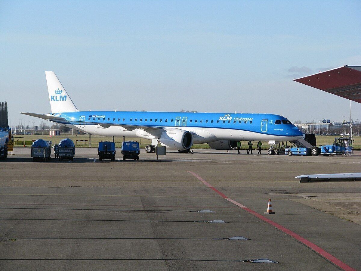 Brand New KLM Embraer E195-E2 Returns To Amsterdam Over Gear Issue