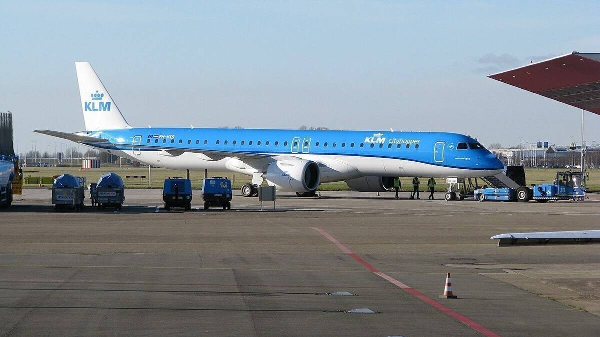 Brand New KLM Embraer E195-E2 Returns To Amsterdam Over Gear Issue