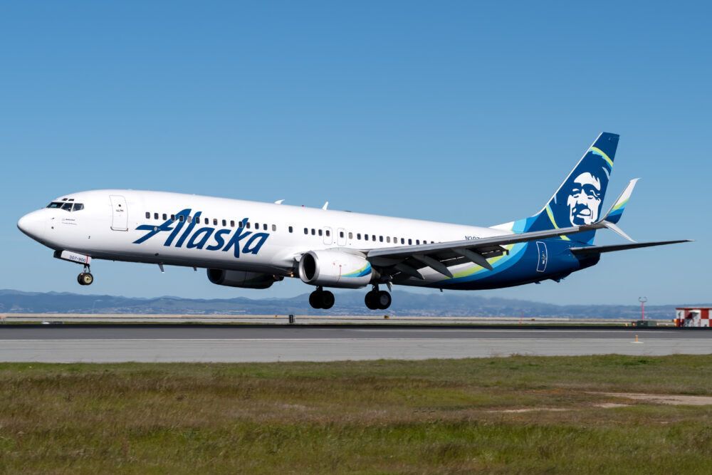 Alaska Airlines Boeing 737 Loses Engine Cowling