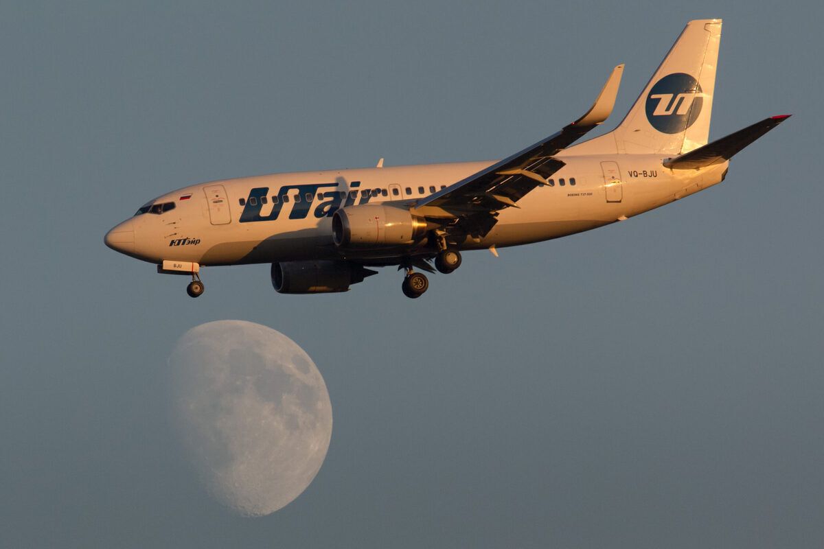 Russian Body Builder Pulls Boeing 737-500 15 Meters