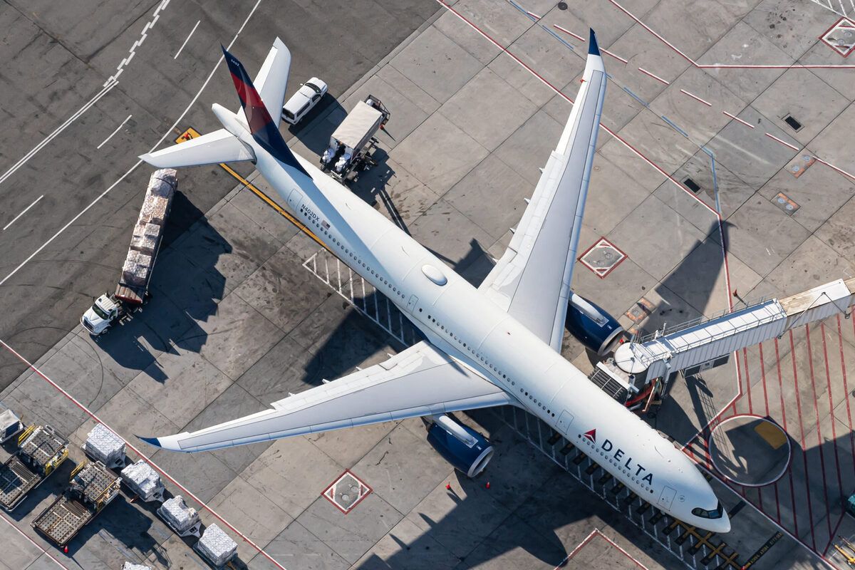 Delta Air Lines Hiring Pilots While Expanding European Capacity