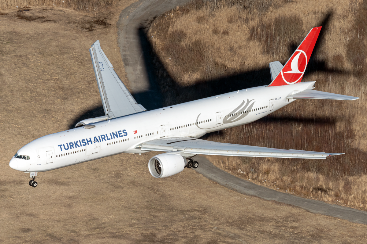 Turkish Airlines Boeing 777 Diverts To JFK Following Windshield Crack