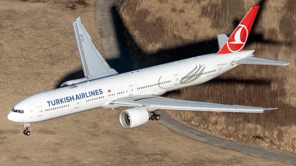 Turkish Airlines Boeing 777 Diverts To JFK Following Windshield Crack