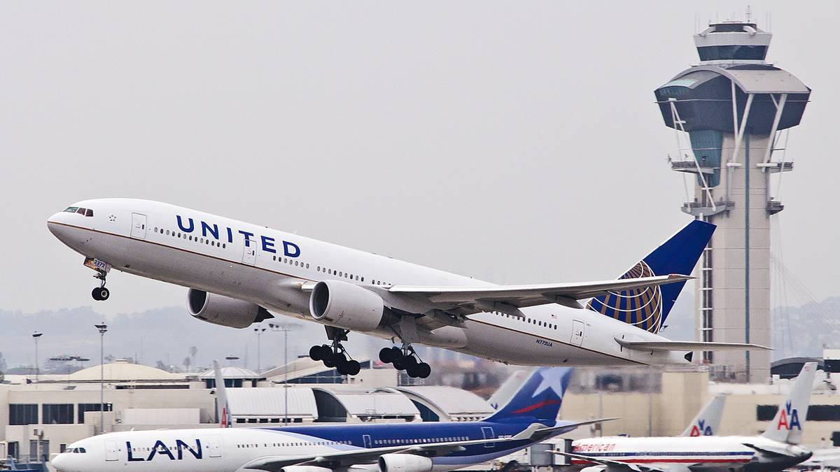 United Airlines Sends Engine Failure 777 To The Mojave Desert