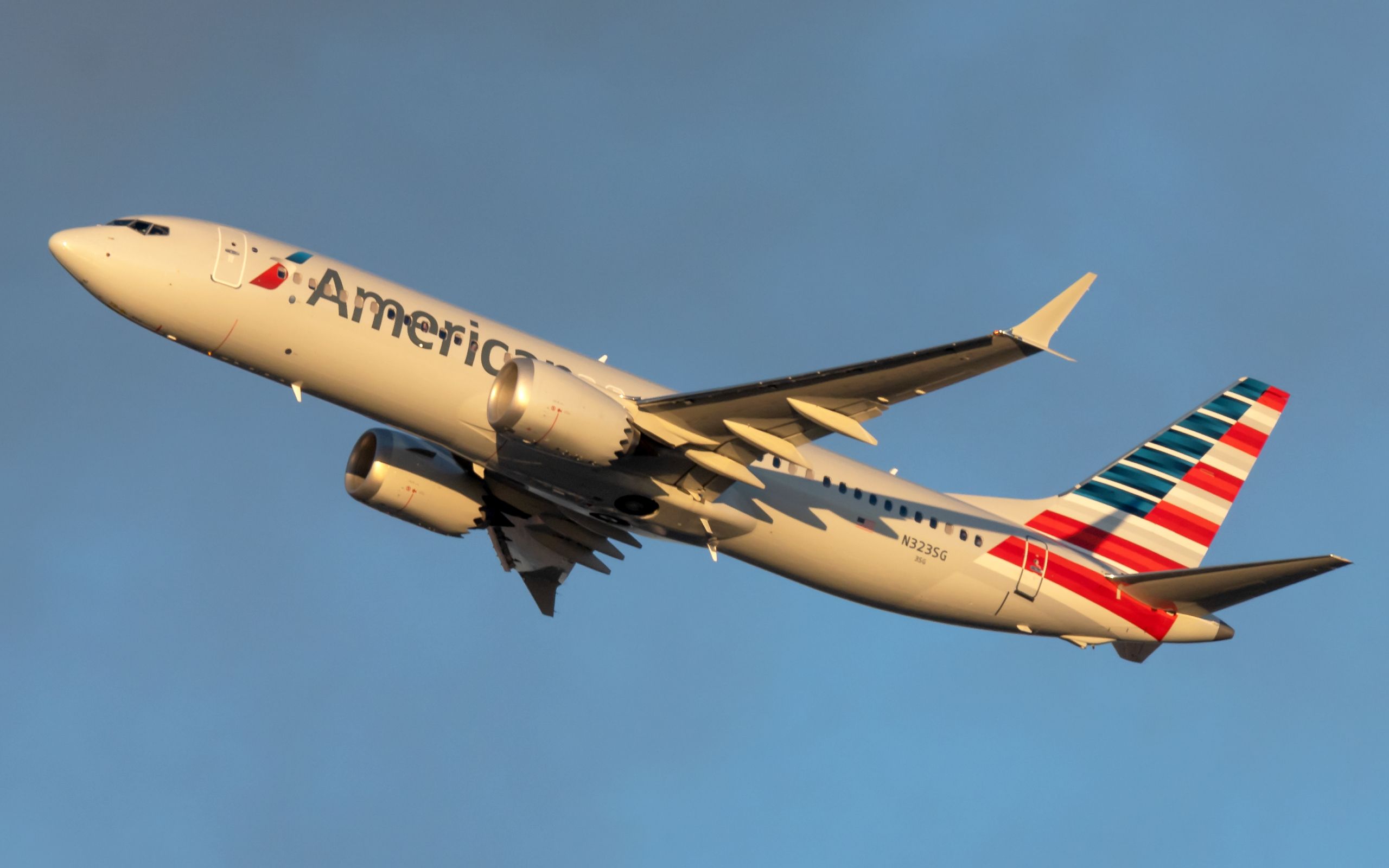 Passenger Leaves AA Boeing 737 MAX Through Overwing Exit