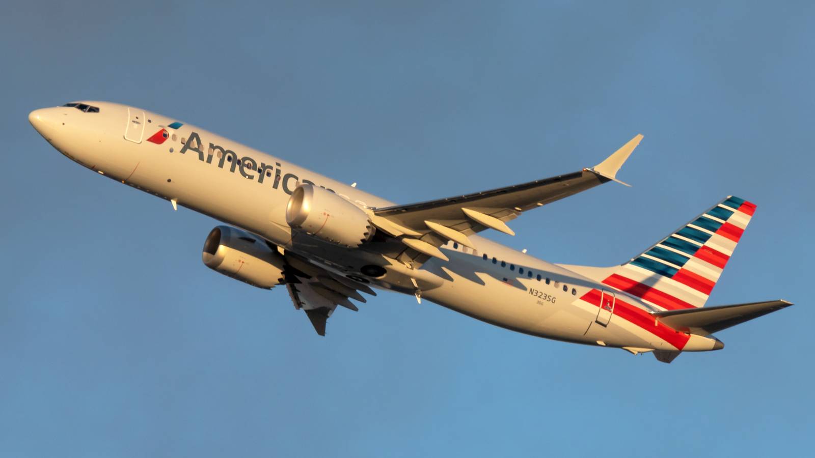 Passenger Leaves AA Boeing 737 MAX Through Overwing Exit