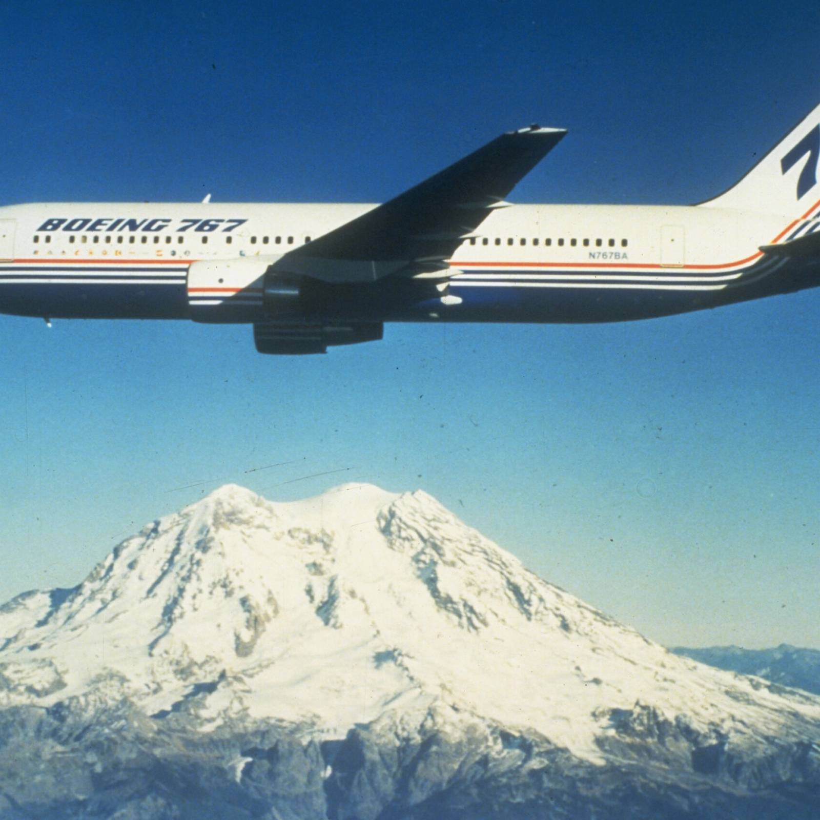 Boeing_767_over_Mount_Rainier_