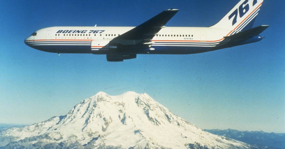 Boeing_767_over_Mount_Rainier_
