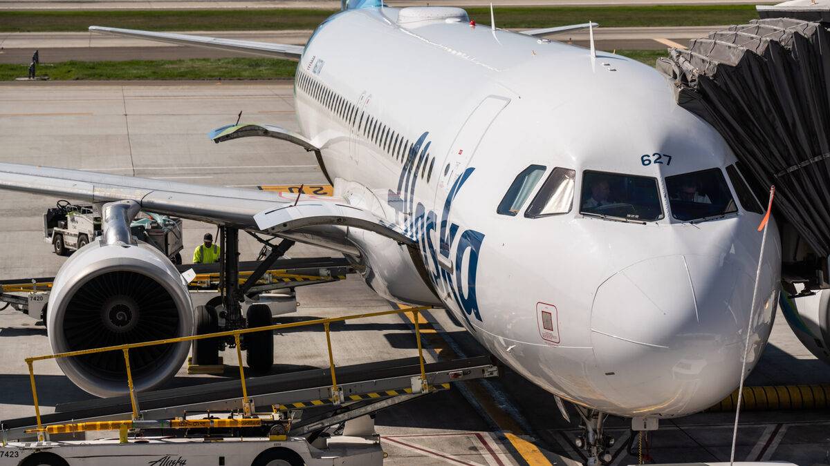 Alaska Airlines Executives Drafted To Help Out On The Ramp