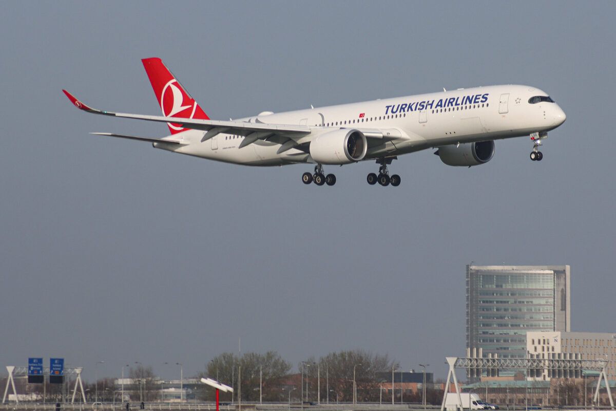 Fly Like A Bird In The Turkish Airlines Lounge Flight Simulator