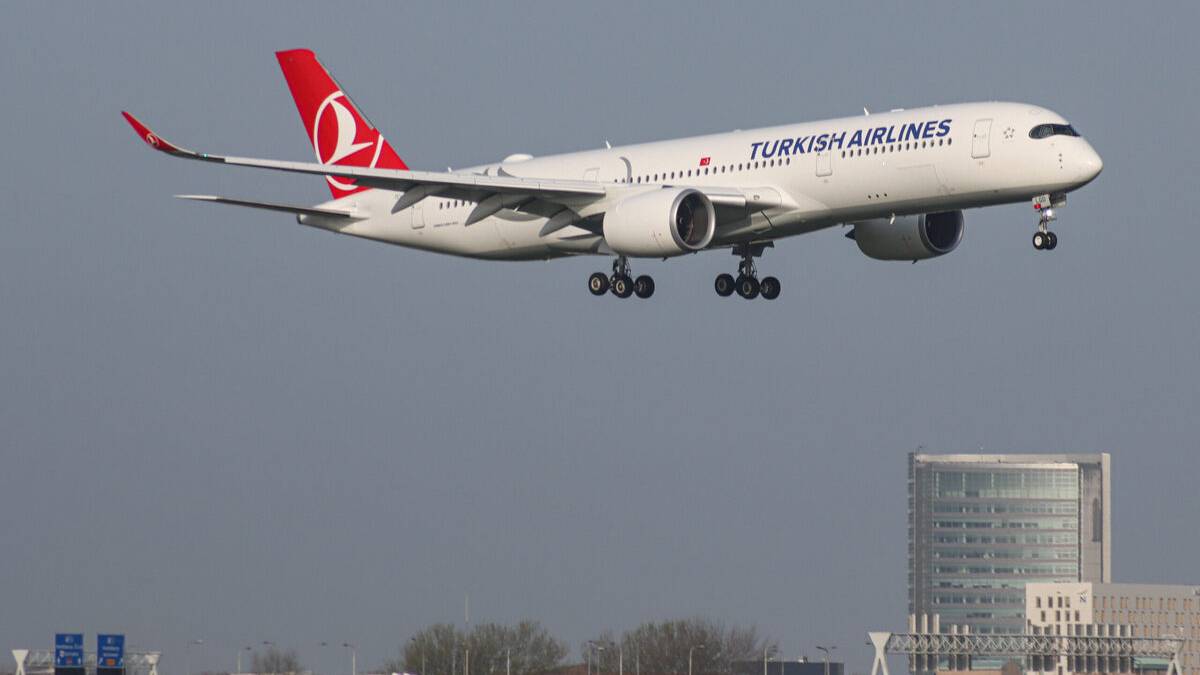 Fly Like A Bird In The Turkish Airlines Lounge Flight Simulator