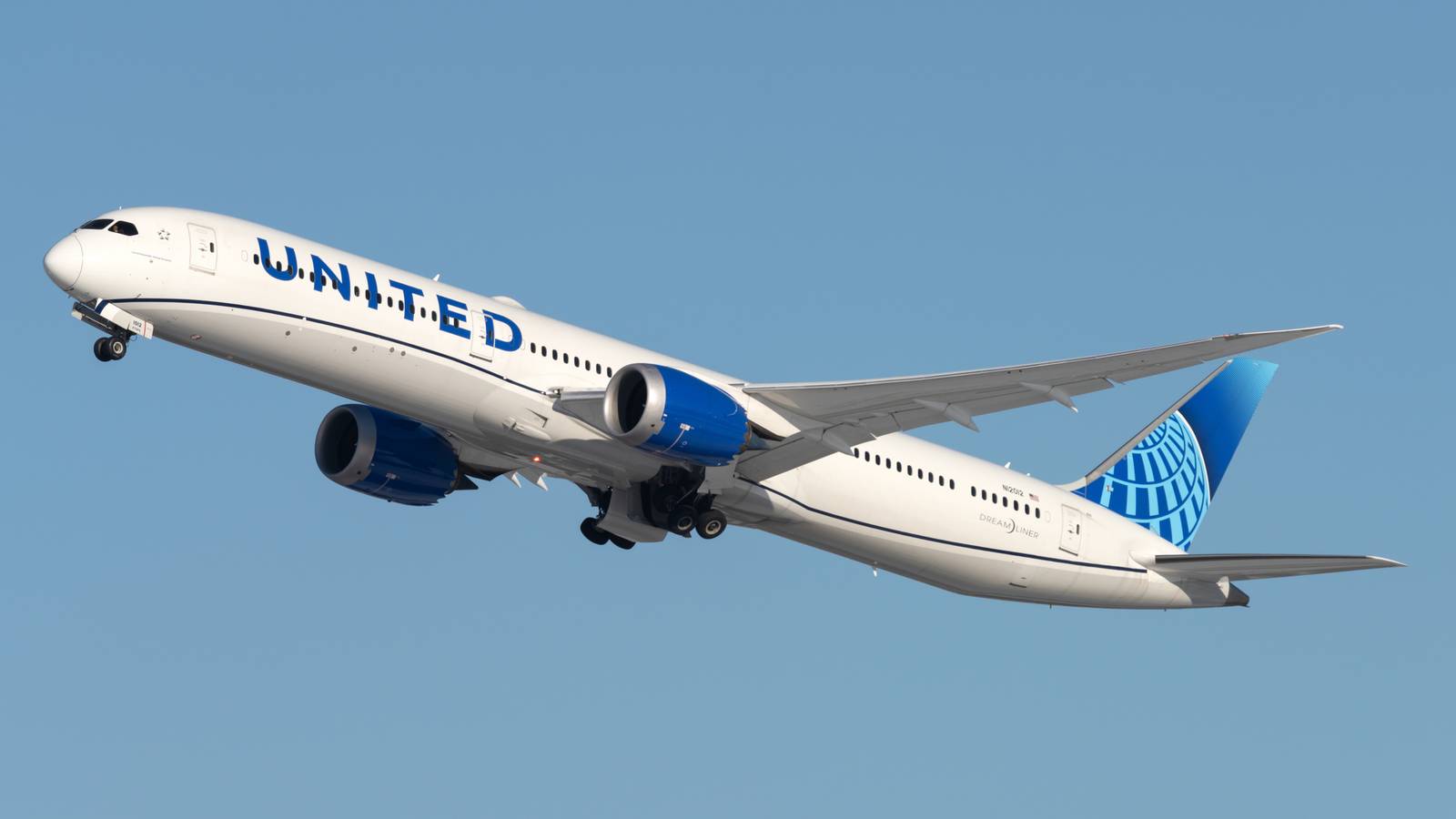 As Europe Reopens, United Airlines Expects A Record 2022
