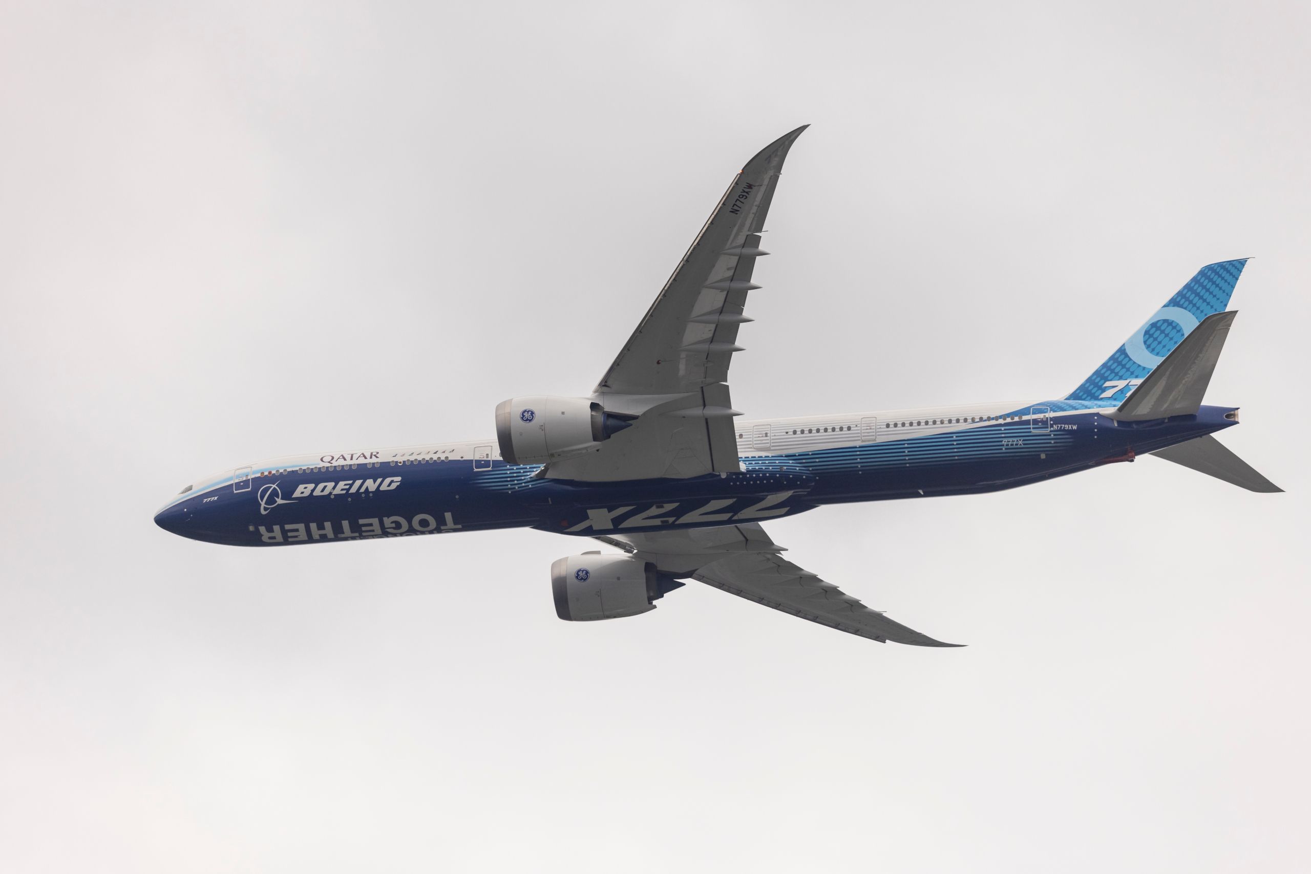 Wow: The Boeing 777X Gives Impressive Golf Tournament Flyover
