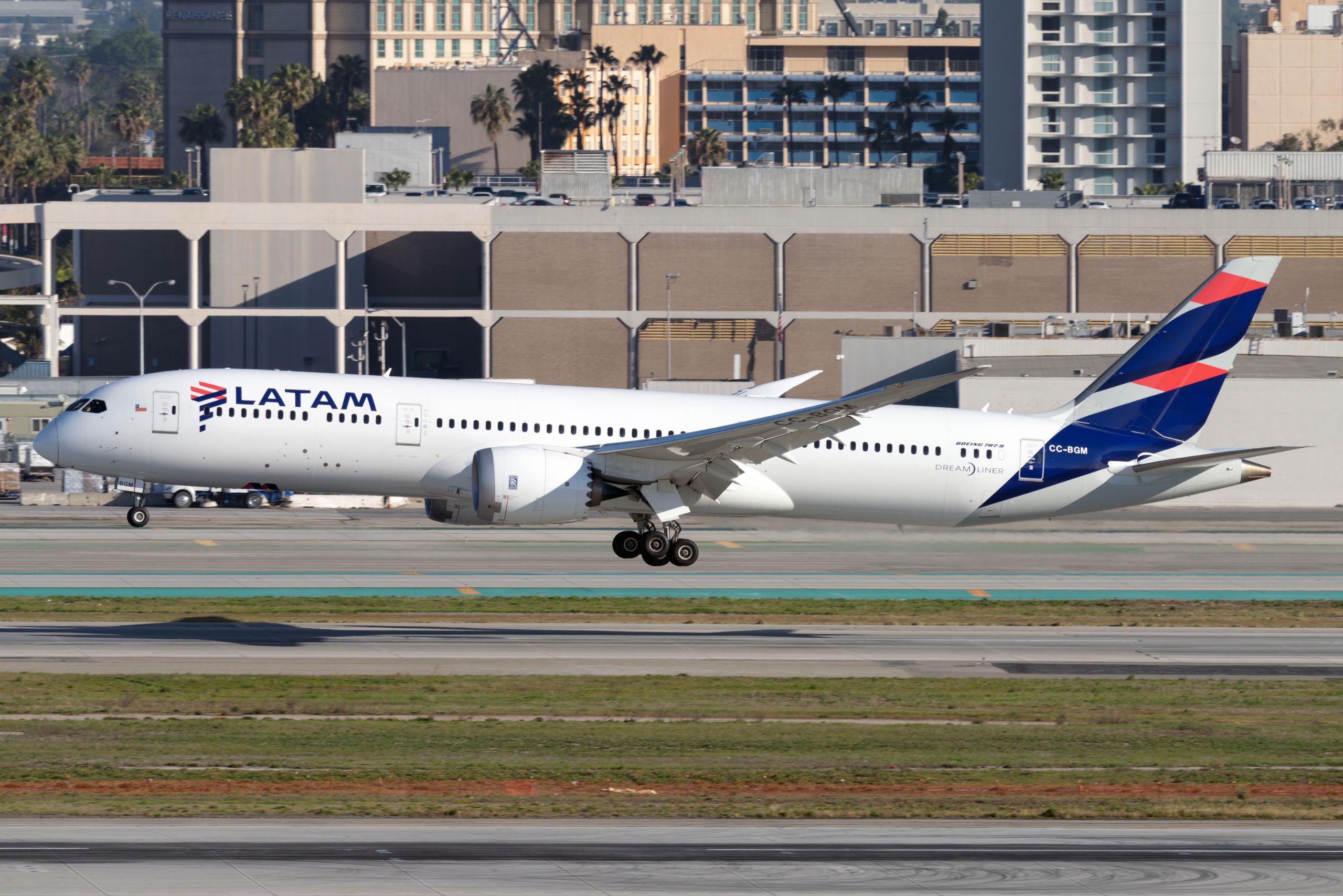 LATAM Brazil Takes Its First Boeing 787 Dreamliner