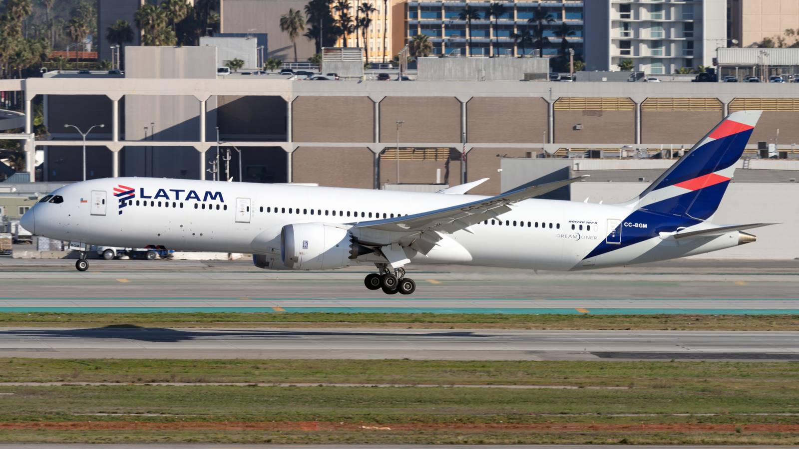 LATAM Brazil Takes Its First Boeing 787 Dreamliner