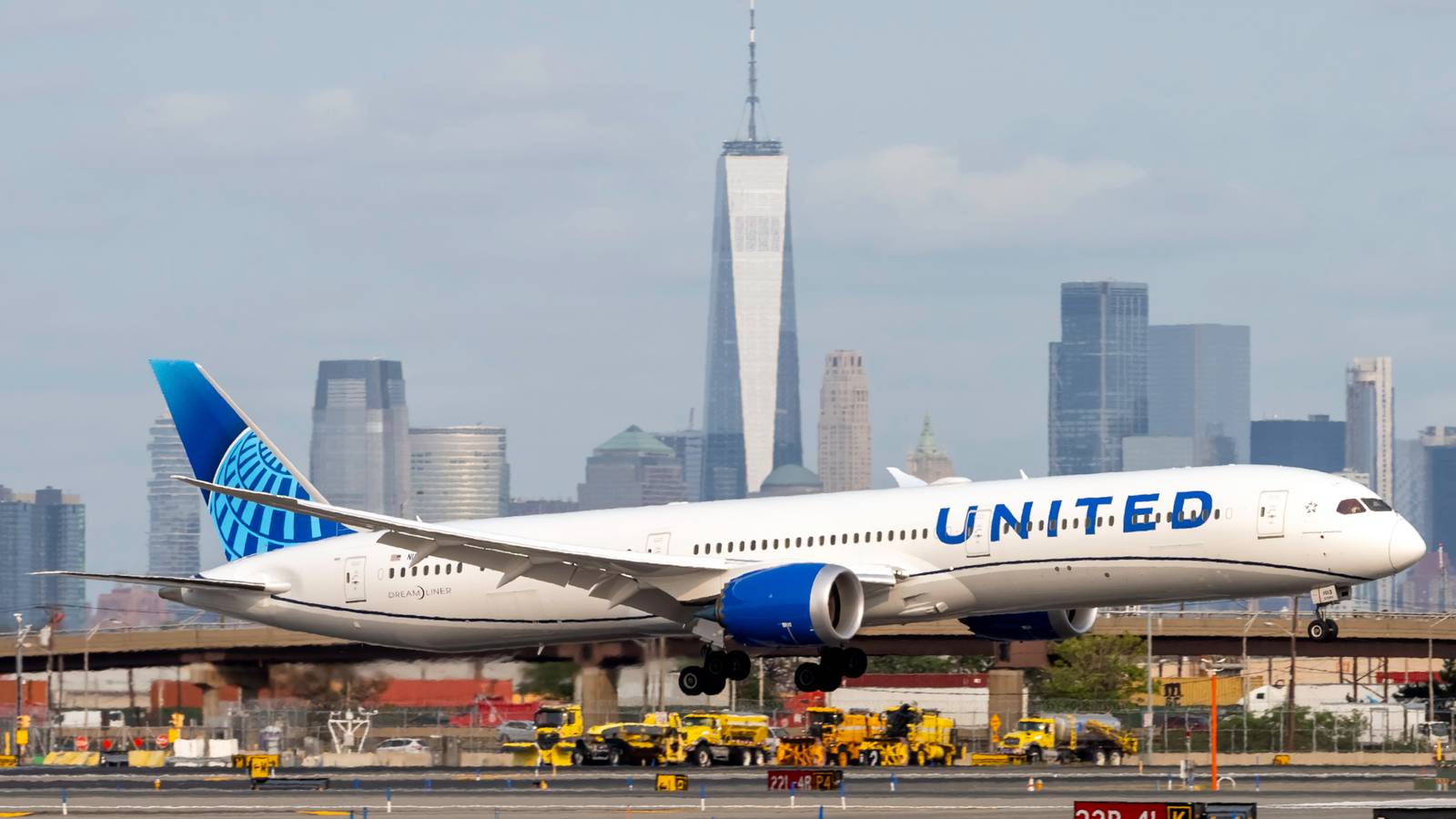 United Airlines Partners With Walmart For Easier COVID-19 Testing