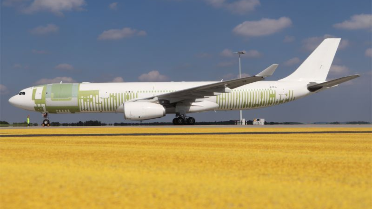 SINGAPORE AIRLINES A330-300 シンガポール航空 NG 7.8 Year Old Ex-Singapore Jet Becomes Youngest A330 Freighter