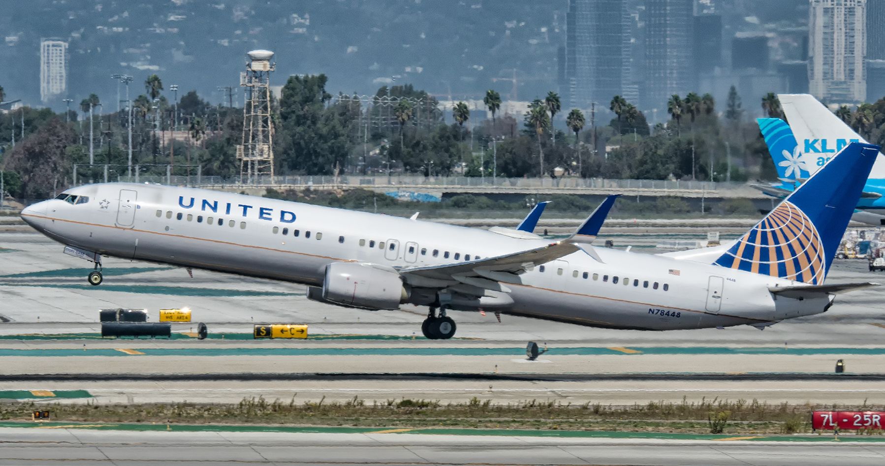Oops: United Airlines Boeing 737-900 Tipped Backwards In Idaho