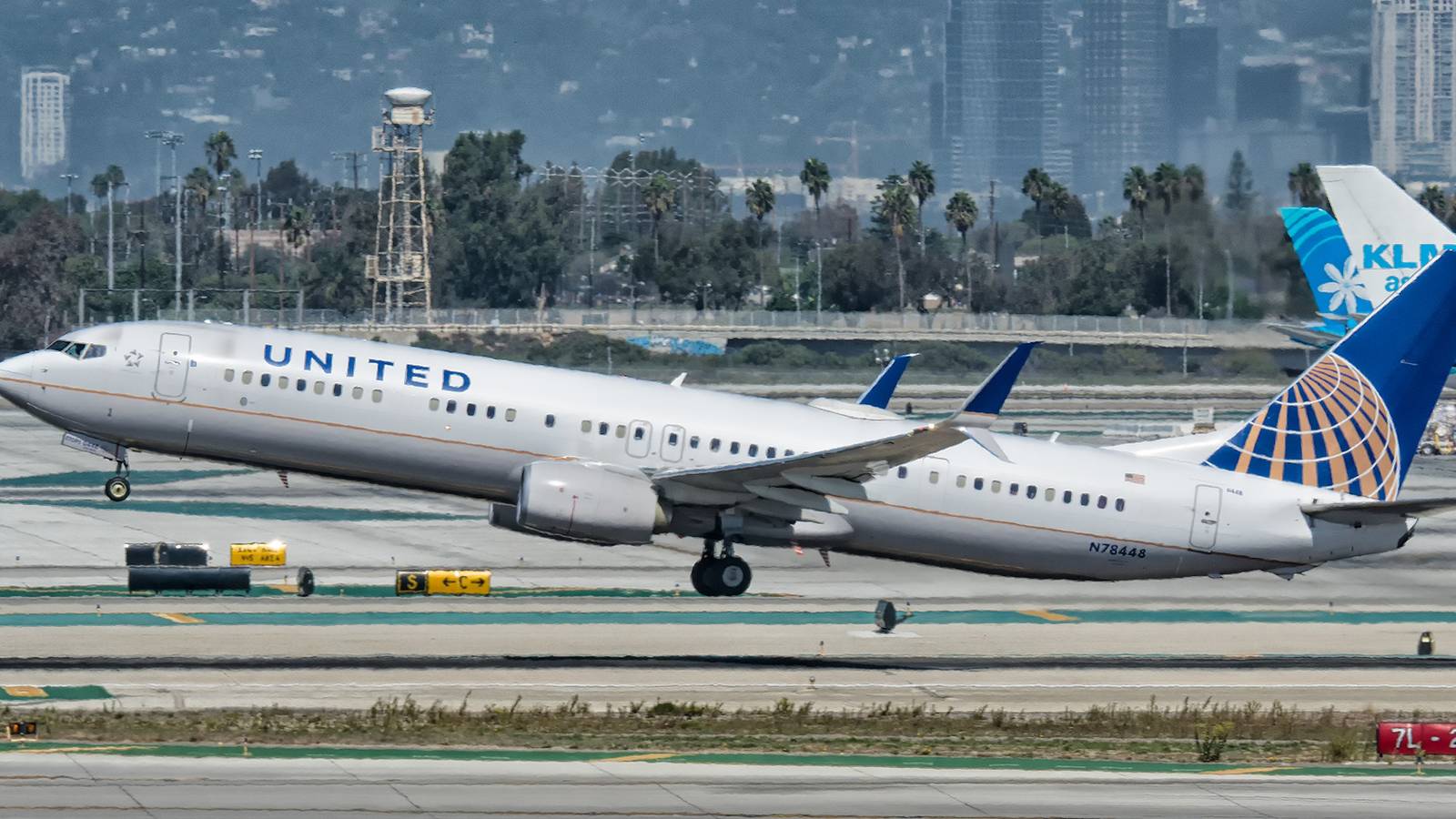 Oops: United Airlines Boeing 737-900 Tipped Backwards In Idaho