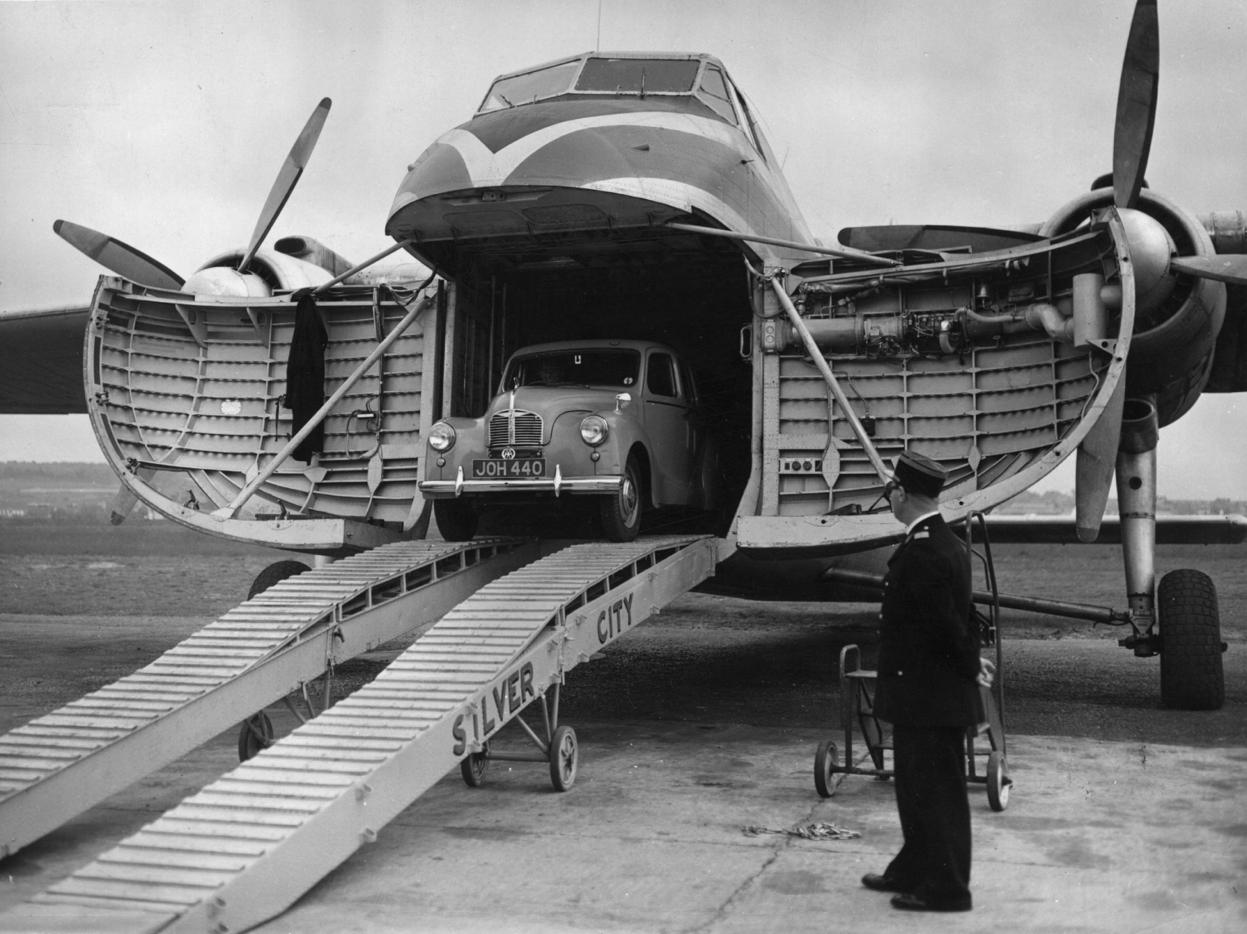 The 1940s Plane That Could Carry Cars: The Bristol Freighter