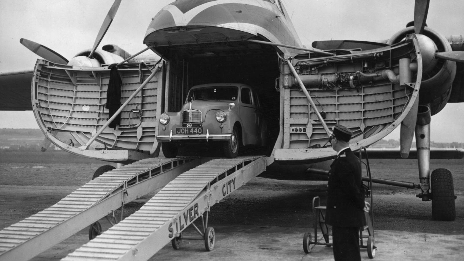 The 1940s Plane That Could Carry Cars: The Bristol Freighter