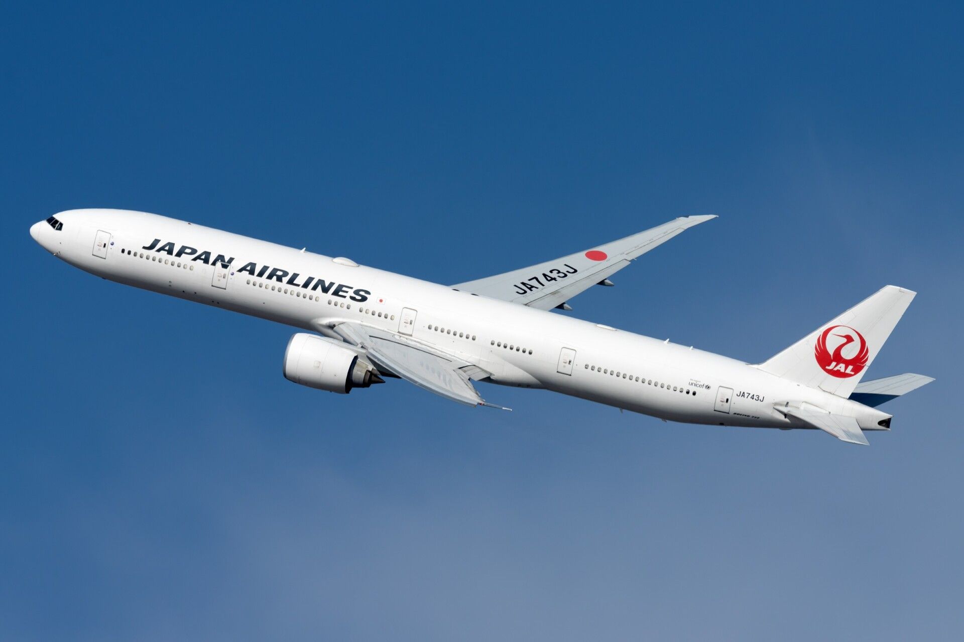 Japan-Airlines-Boeing-777-