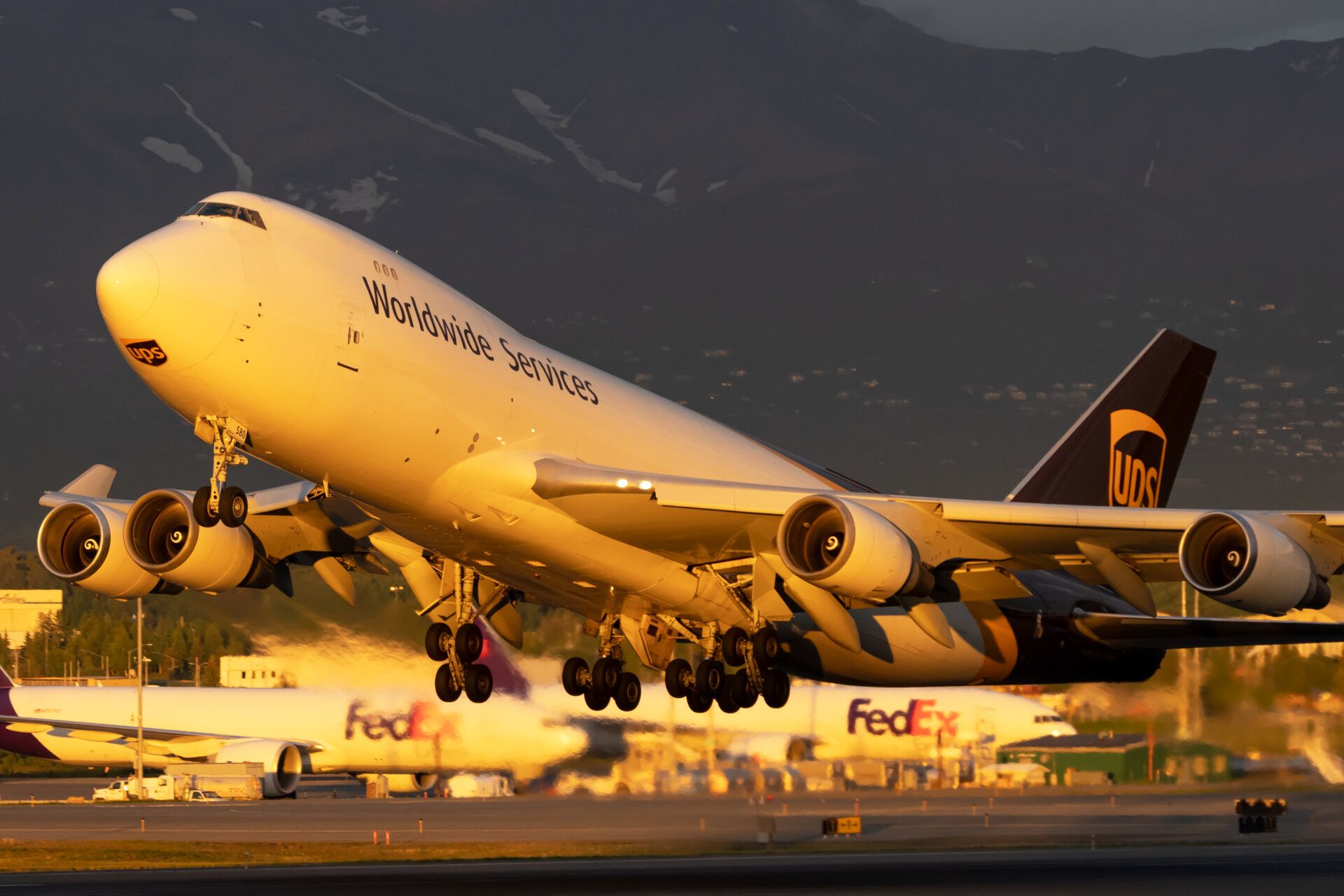 UPS Boeing 747F Tips Backwards After Rear Landing Gear Issues