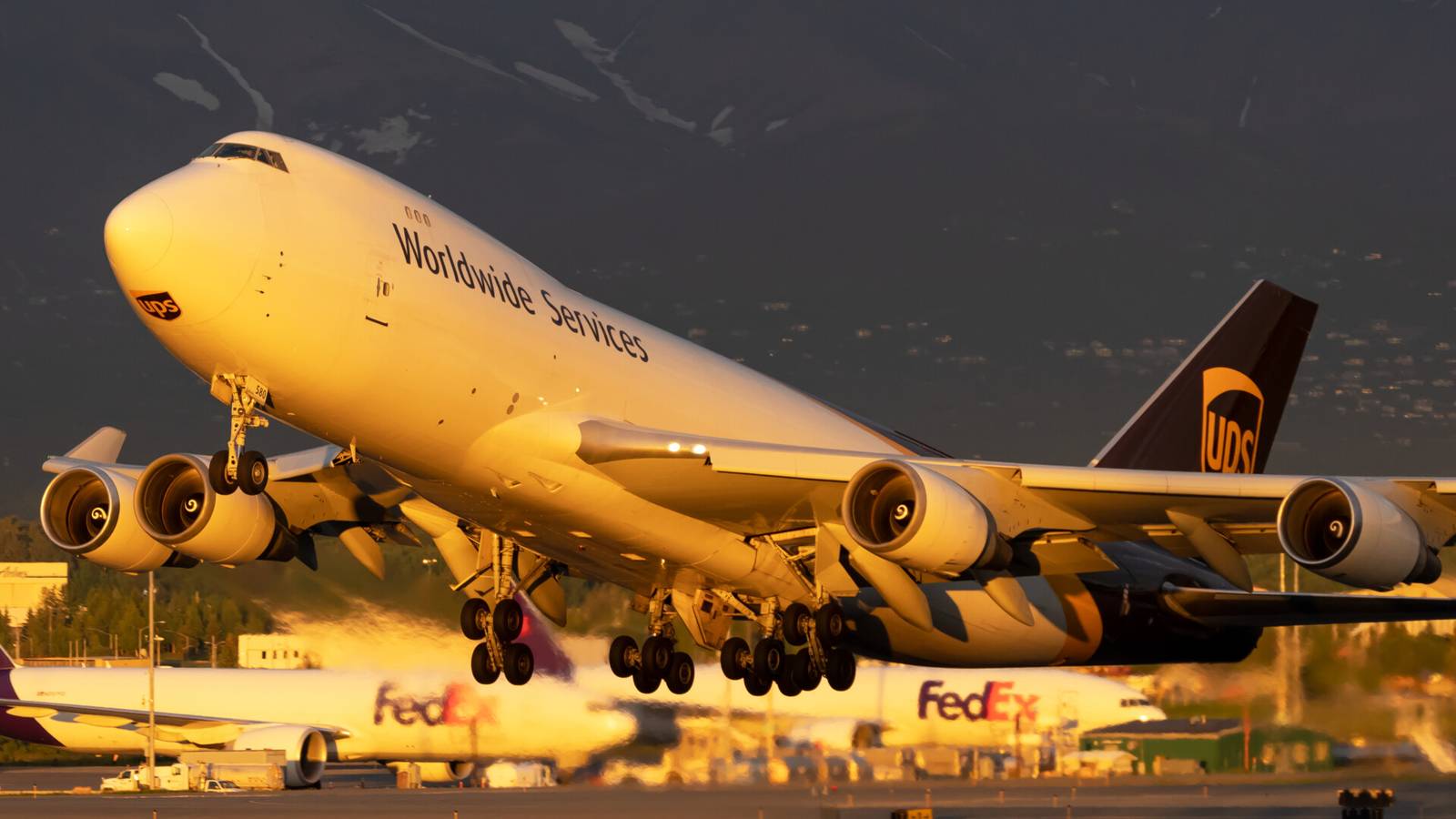 UPS Boeing 747F Tips Backwards After Rear Landing Gear Issues