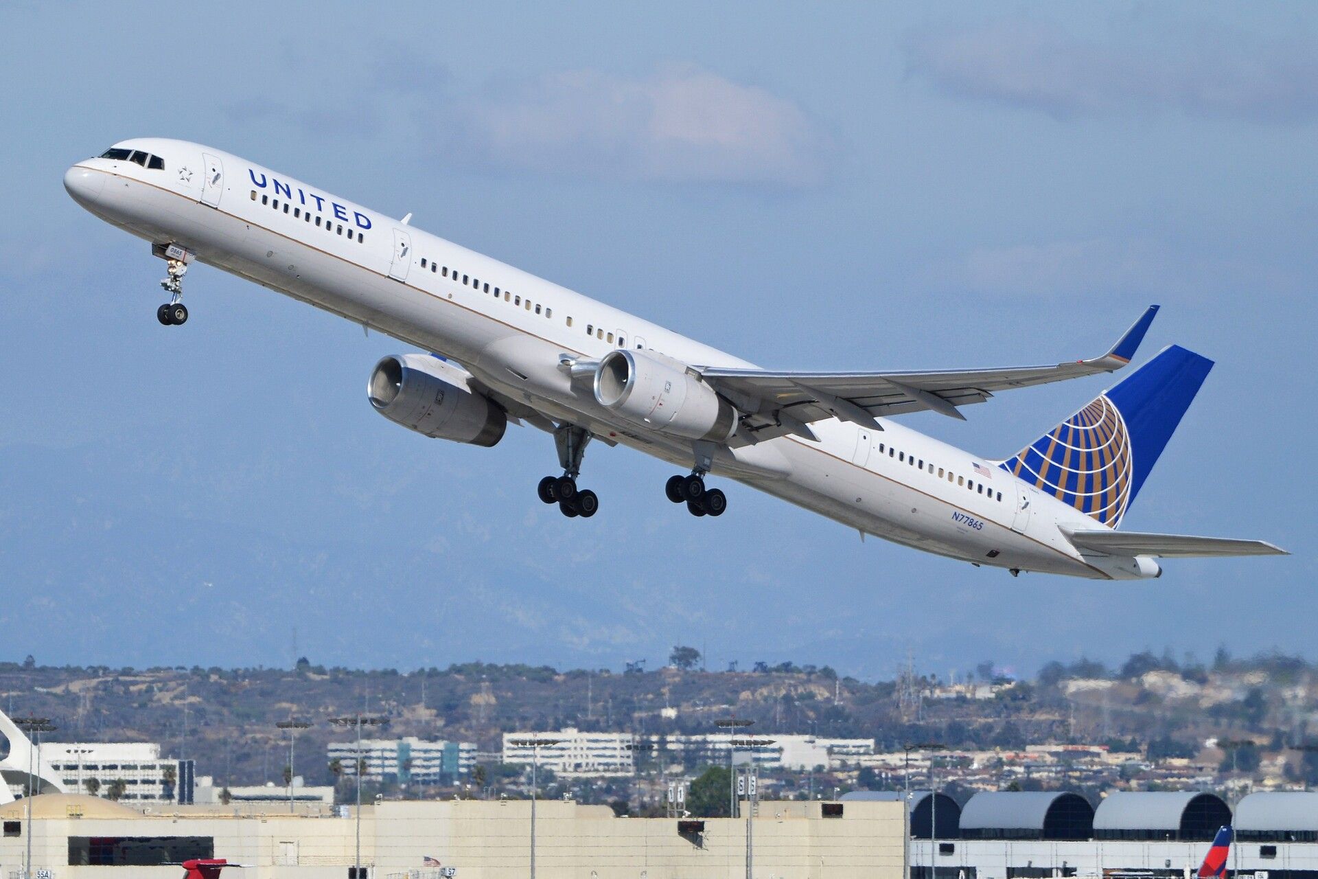 United Schedules Close To Record Breaking 757-300 Flights In March