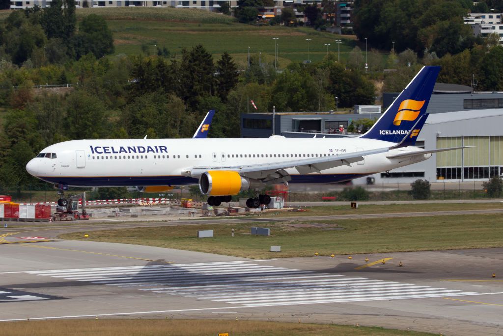 Icelandair Flies 6 Hour 767 Flight To Antarctica Ice Runway
