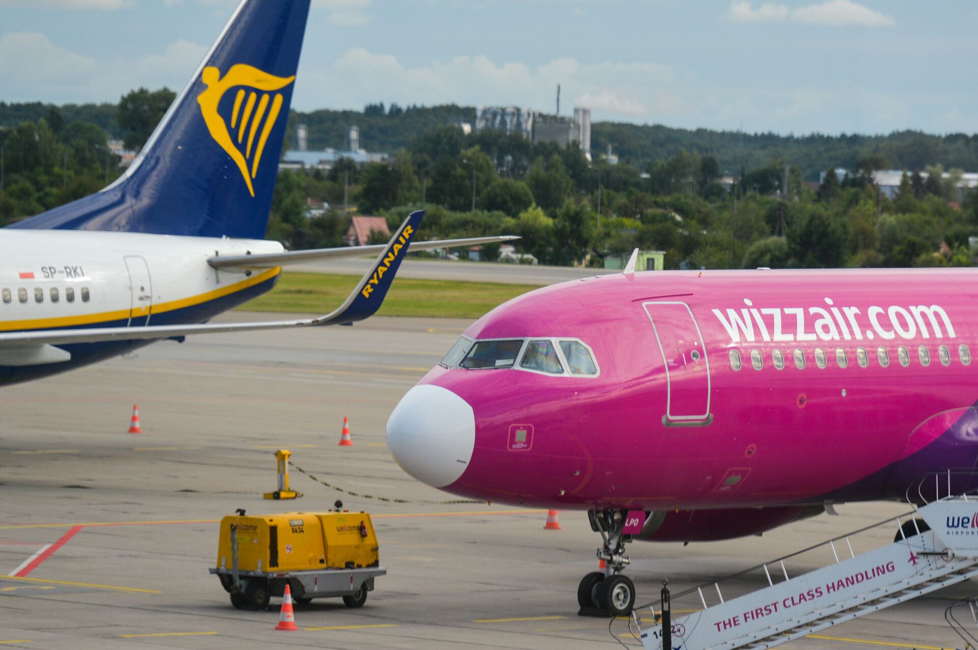 The Low-Cost Sustainability War: Ryanair vs Wizz