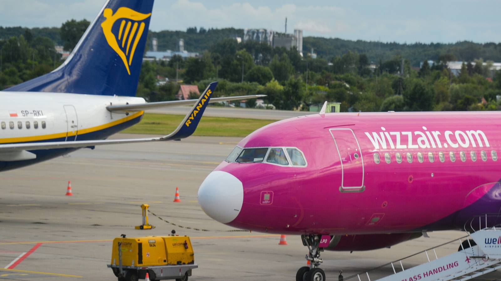 The Low-Cost Sustainability War: Ryanair vs Wizz