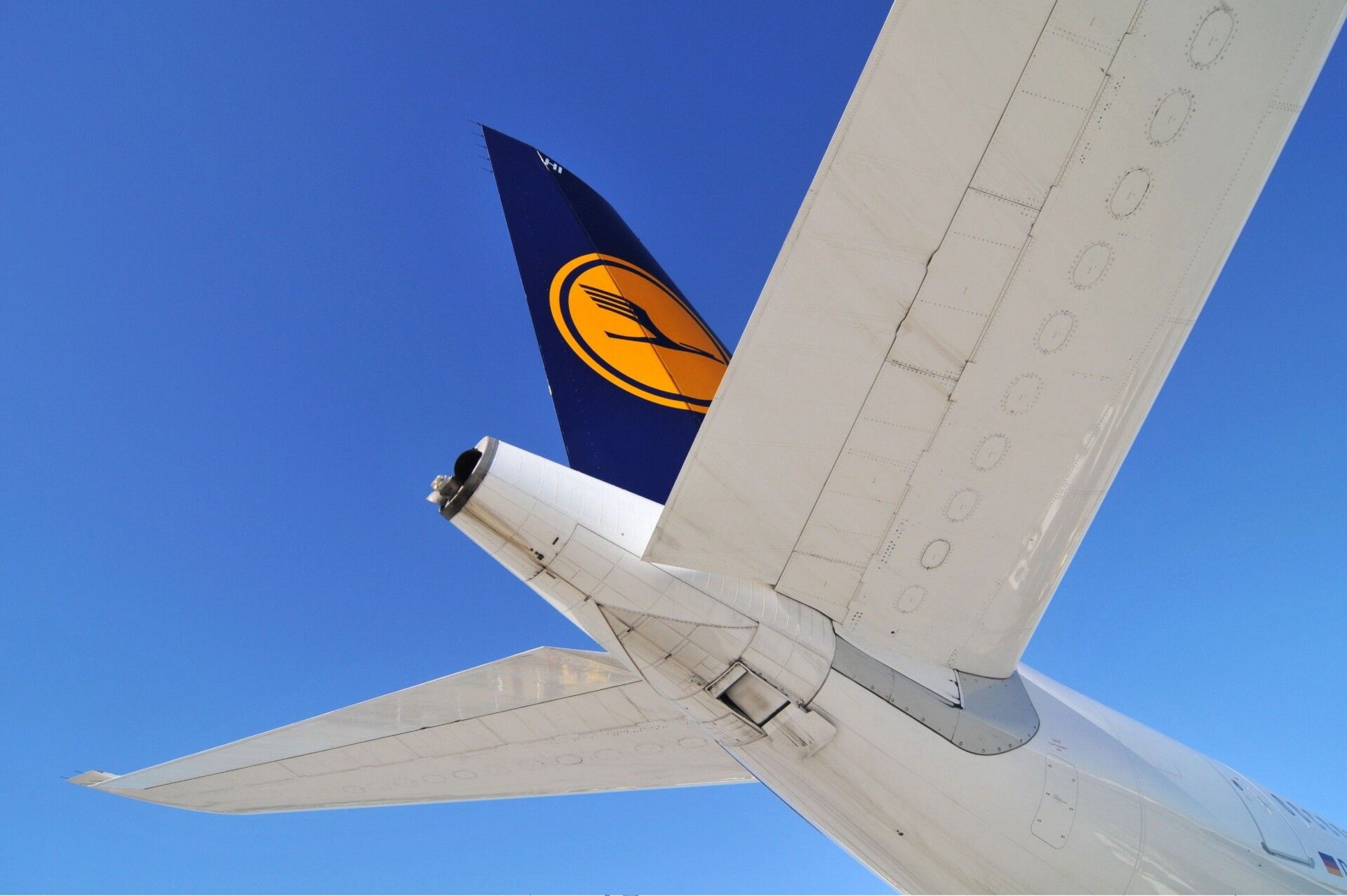 Lufthansa's Last Returning Airbus A340-600 Departs Desert Storage
