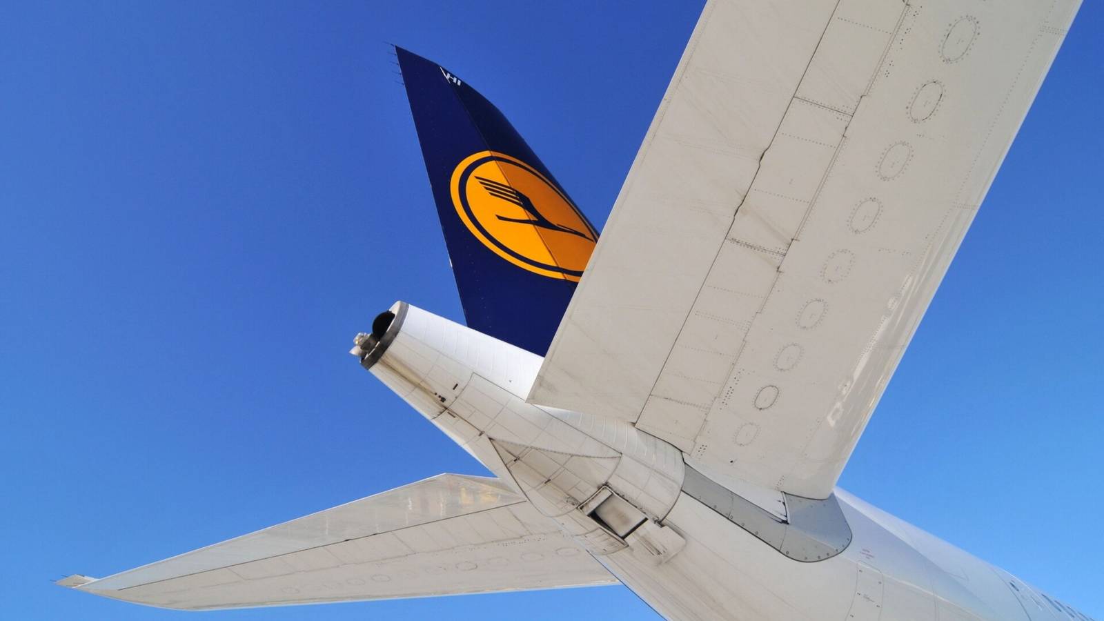 Desert Departure: Lufthansa's Last Returning Airbus A340-600 Leaves Storage