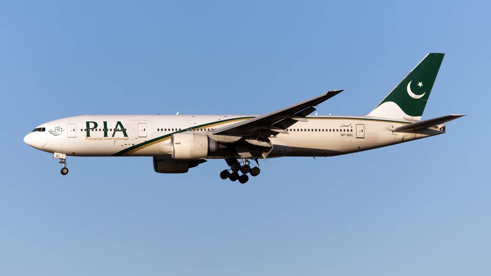 PIA Boeing 777 Diverts To Karachi With Cracked Cockpit Window