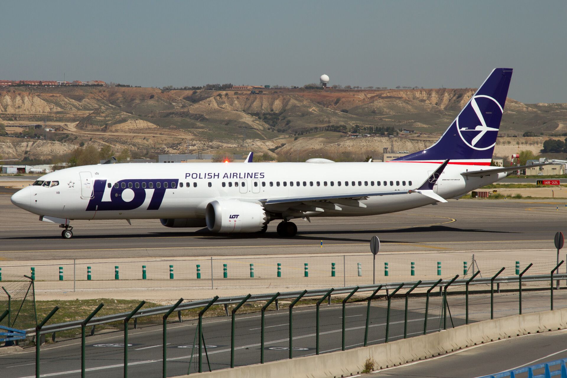 Oops: Catering Truck Drives Into LOT 737 MAX Winglet At Heathrow
