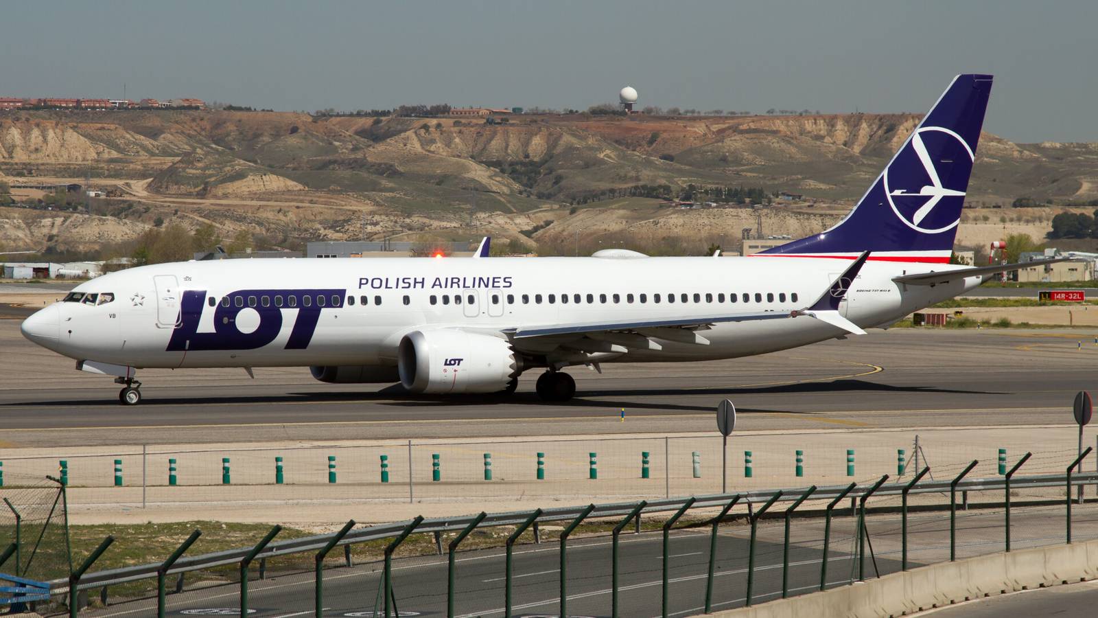 Oops: Catering Truck Drives Into LOT 737 MAX Winglet At Heathrow