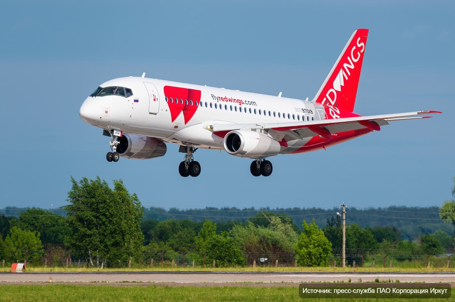 Red Wings Sukhoi Superjet Overruns The Runway In Russia