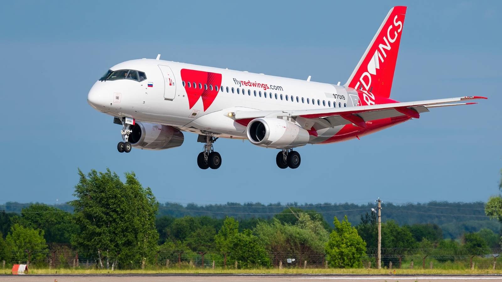 Red Wings Sukhoi Superjet Overruns The Runway In Russia