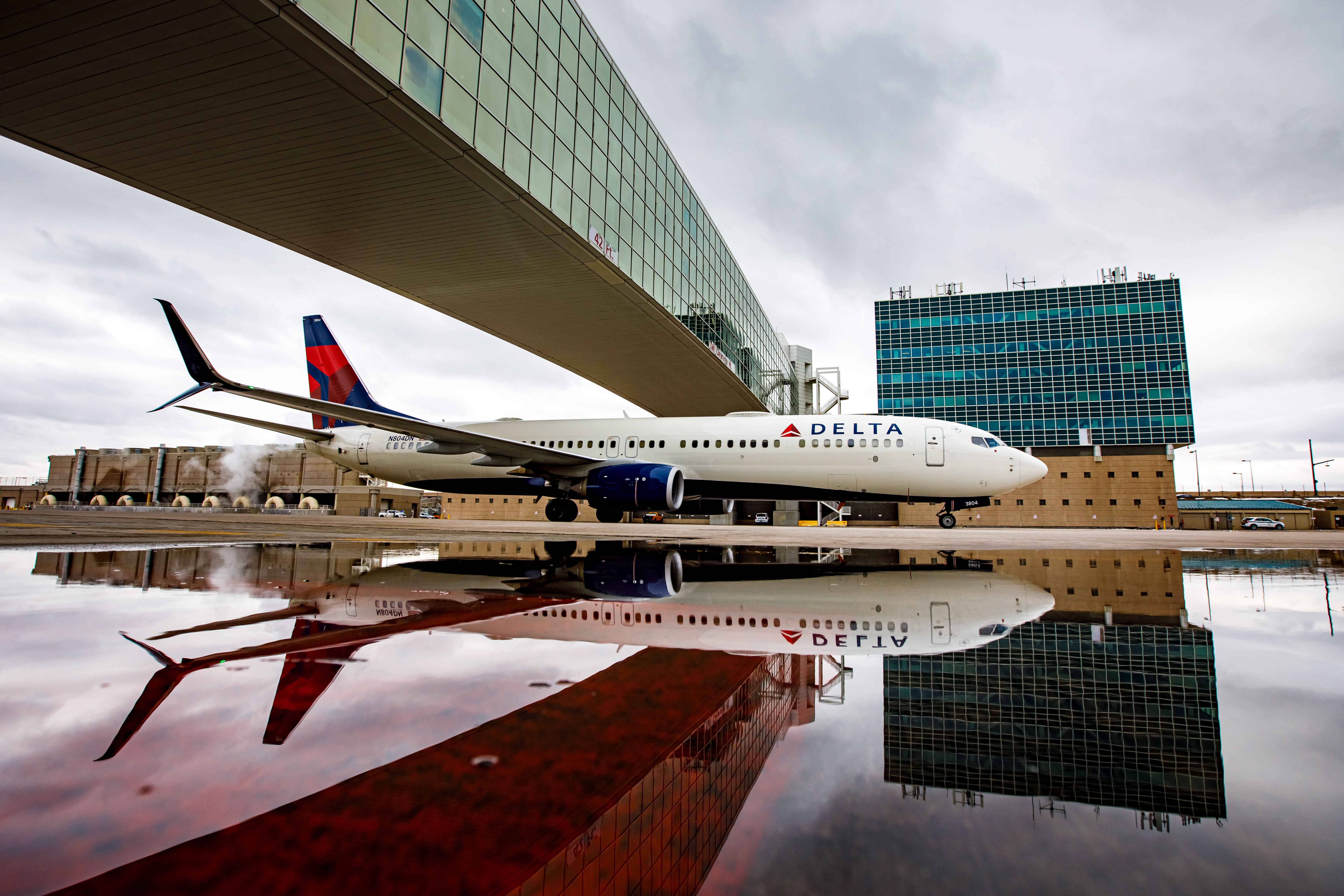 Delta Air Lines Boeing 737 Loses Engine Cowling En Route To Los Angeles