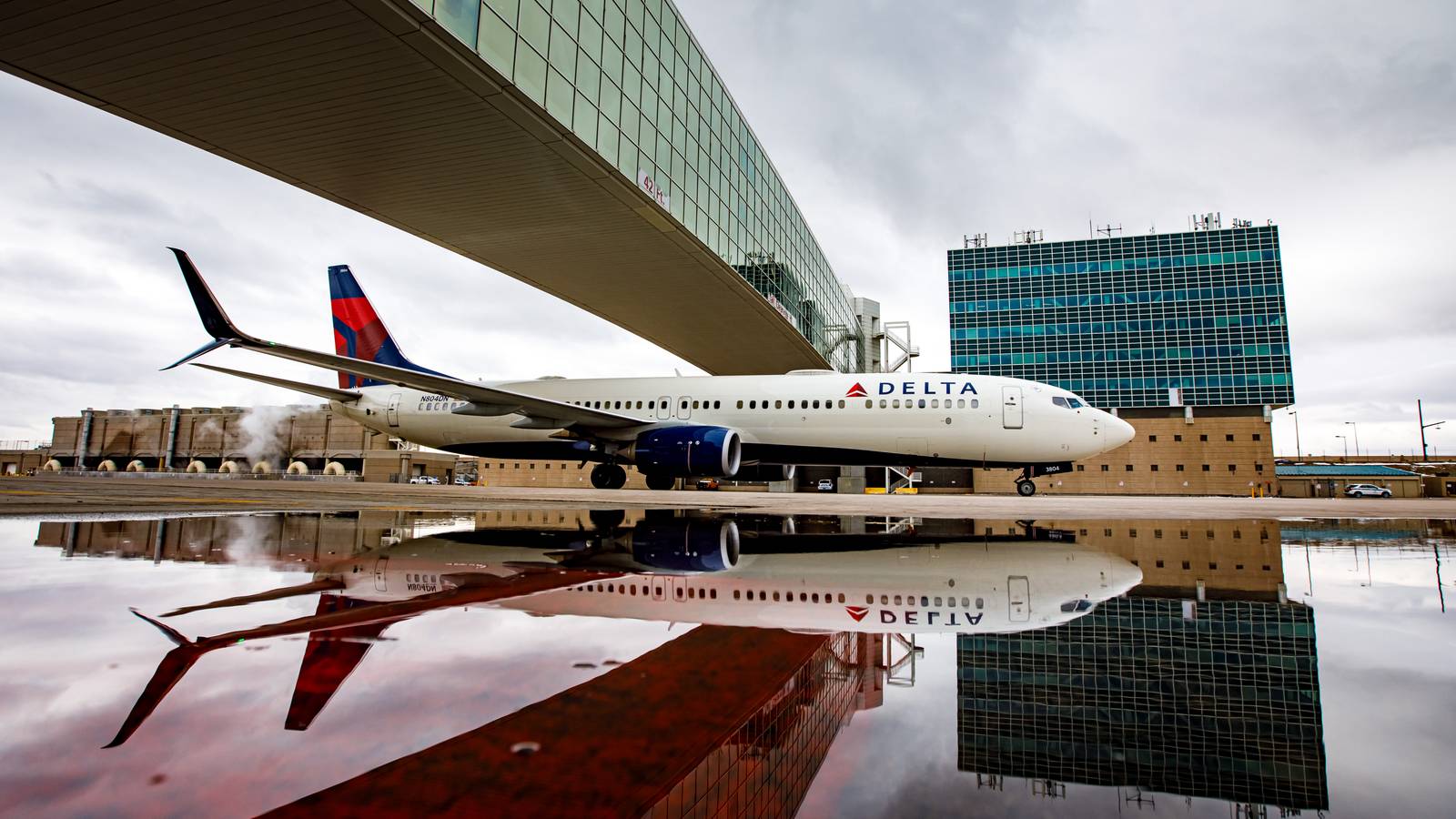 Delta Air Lines Boeing 737 Loses Engine Cowling En Route To Los Angeles