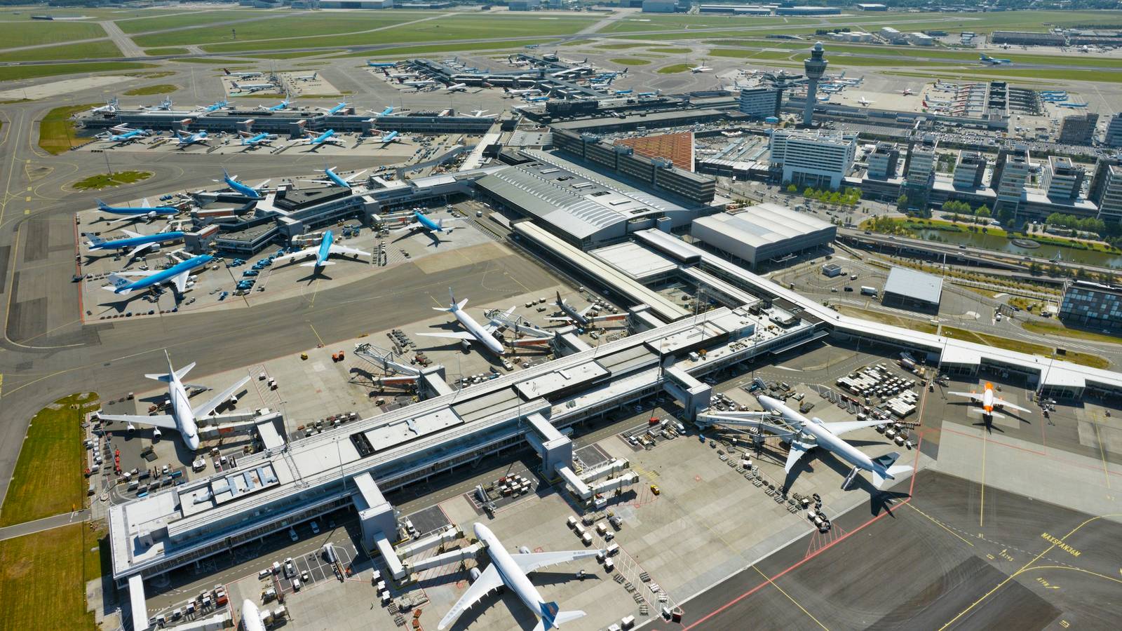 Why Amsterdam Schiphol Is Dropping Its Terminal Temperature By 1 Degree