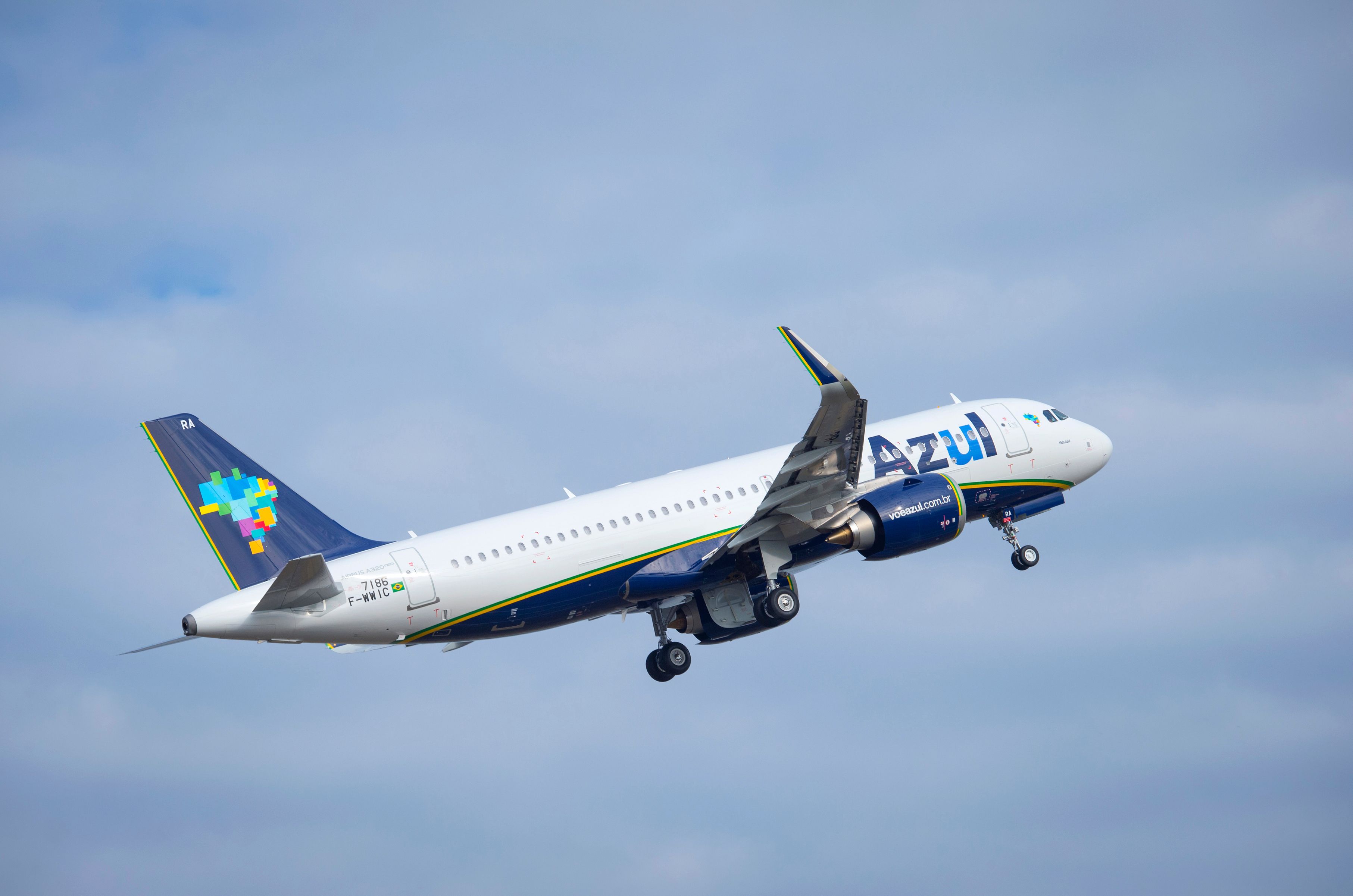 An Azul Airbus A320 Rejects Landing In Sao Paulo Due To The Presence Of Another Aircraft