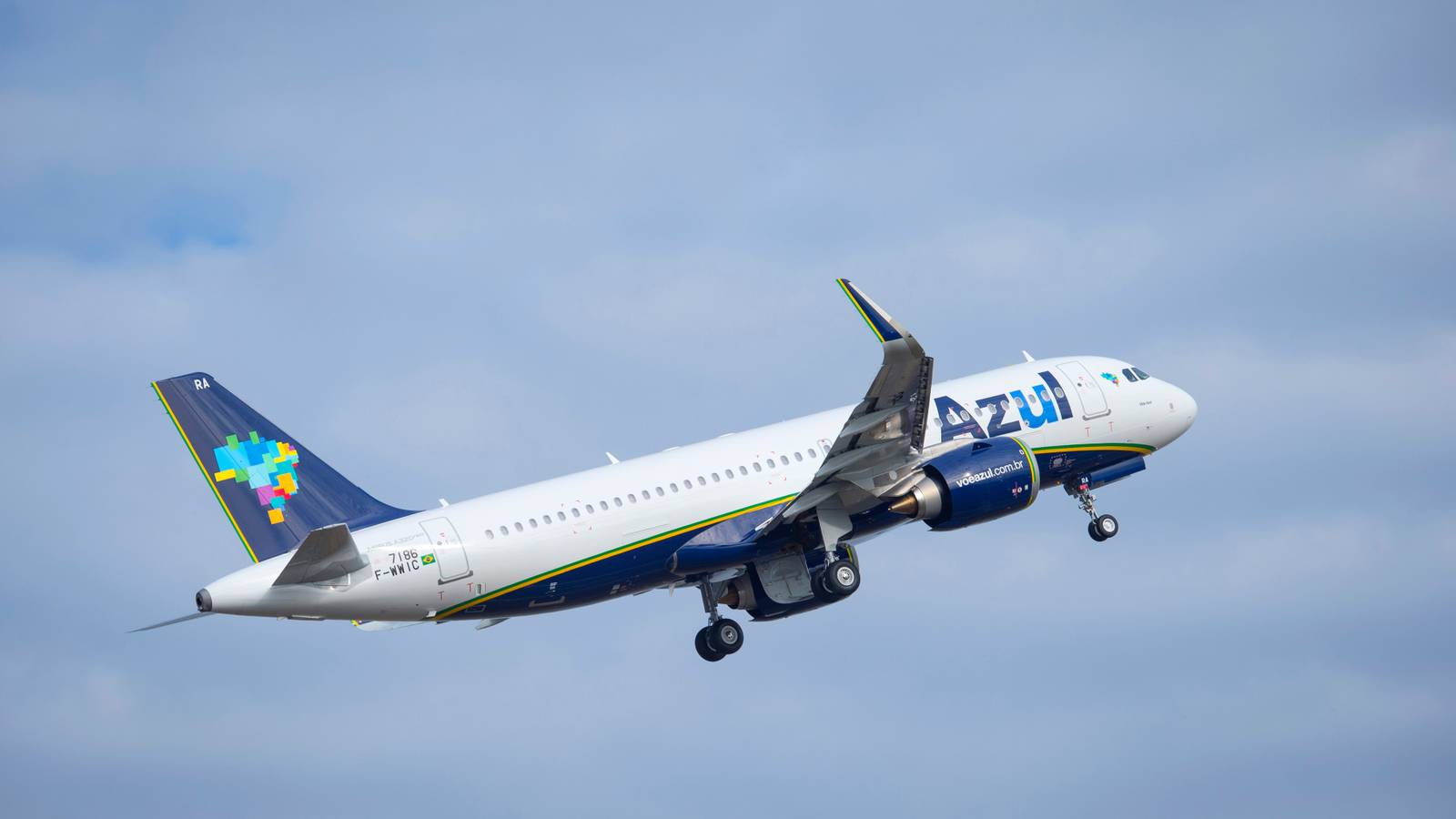 An Azul Airbus A320 Rejects Landing In Sao Paulo Due To The Presence Of Another Aircraft