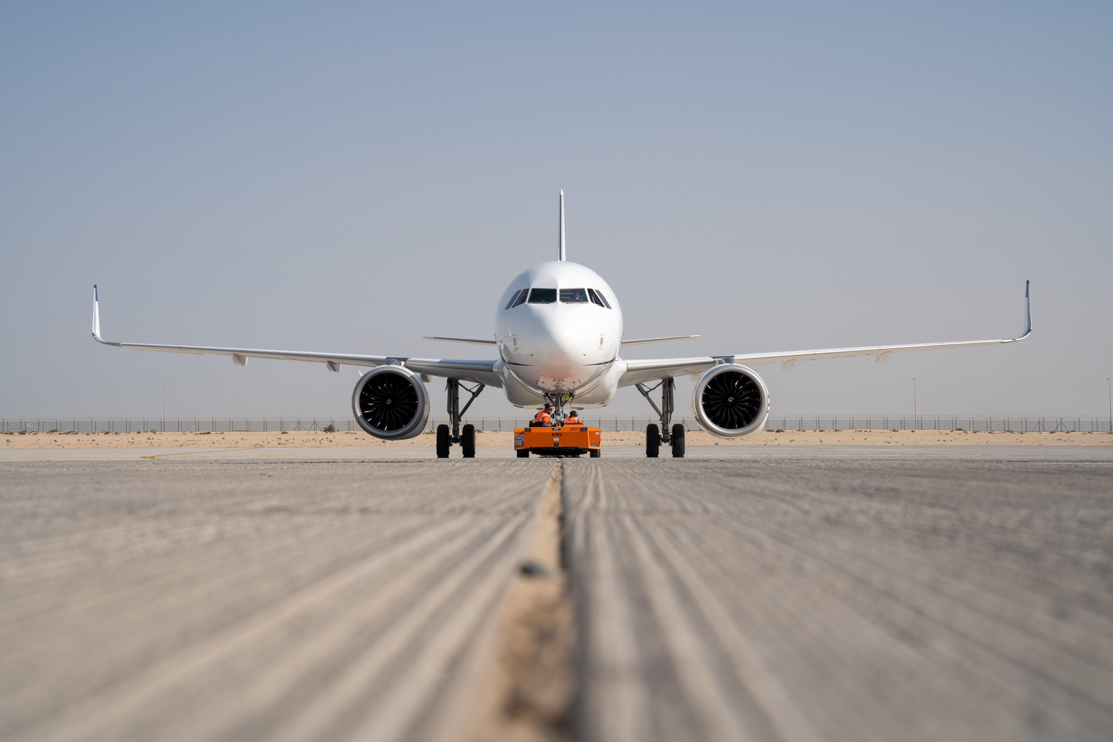 Video: Airbus Mounts An A320 Wing Outside Its Bristol Test Center