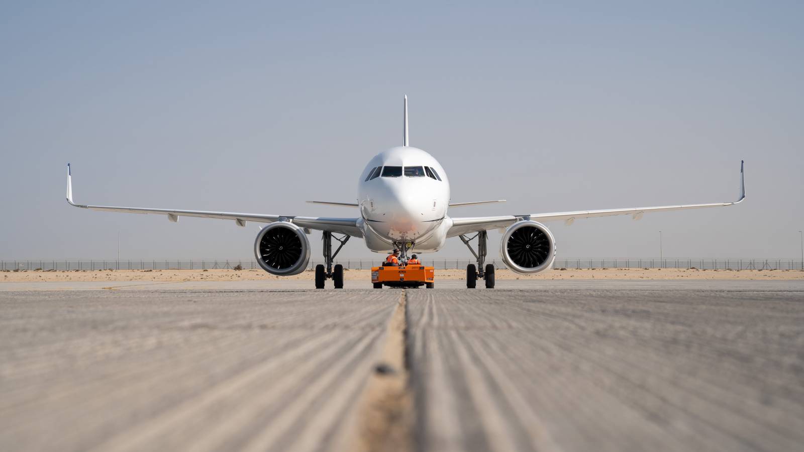 Video: Airbus Mounts An A320 Wing Outside Its Bristol Test Center