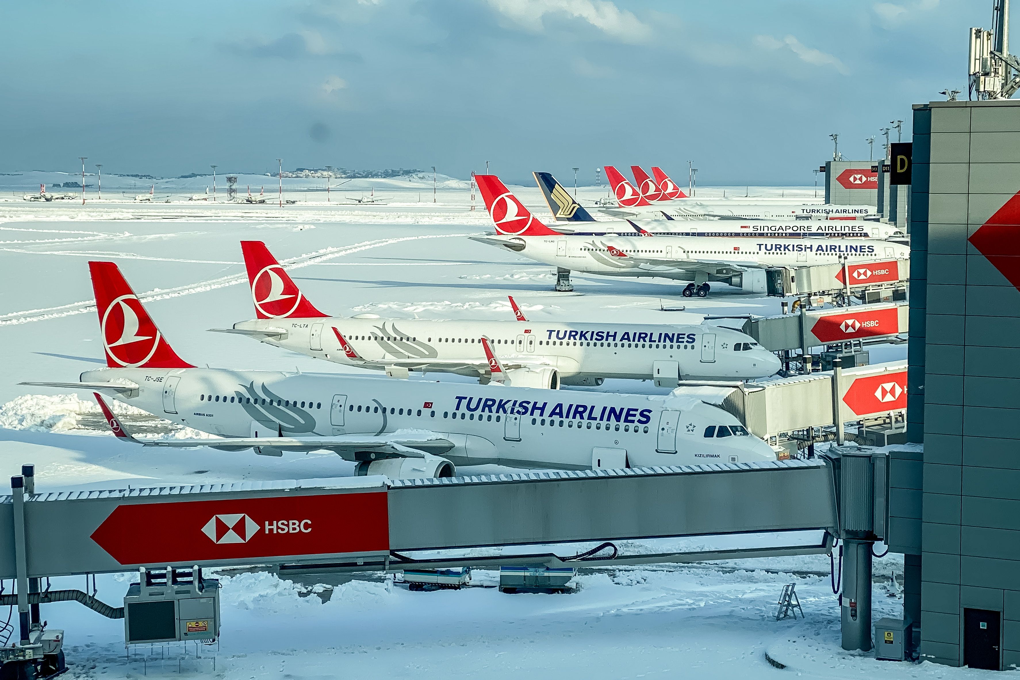 Istanbul Snowstorm Prompts 200+ Turkish Airlines Flight Cancelations
