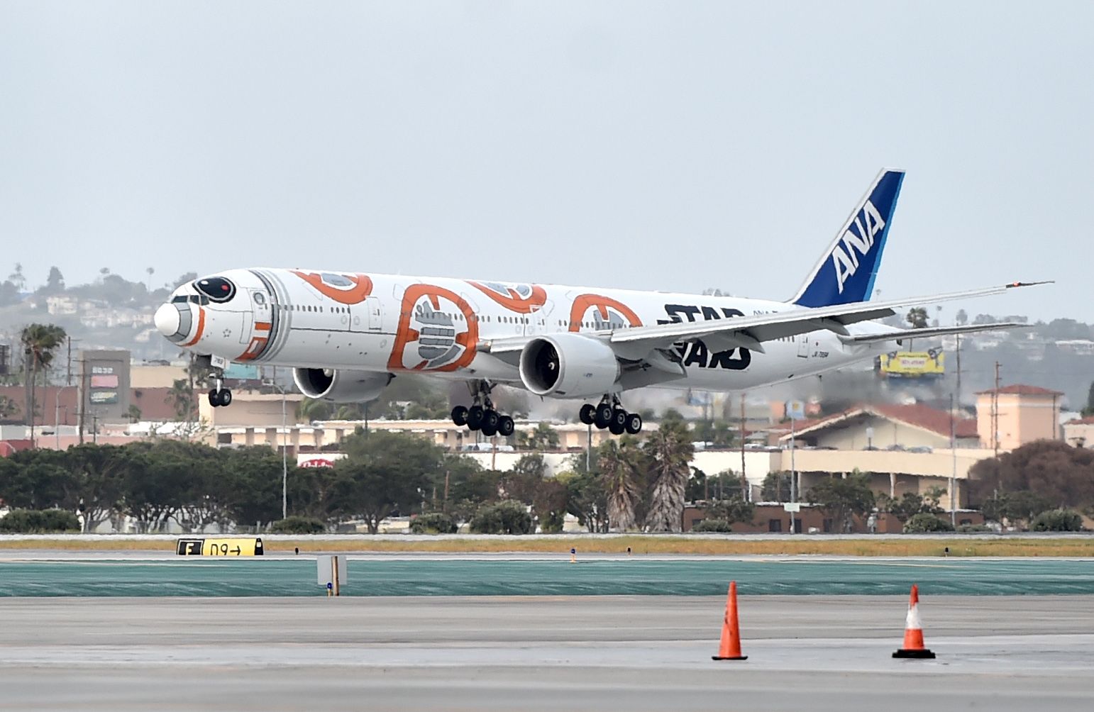 航空機・ヘリコプター Aviation 1:200ANA B777-300ER JA789A BB-8 1/200 B777-300ER ANA STAR WARS/スターウォーズ BB-8 JA789A
