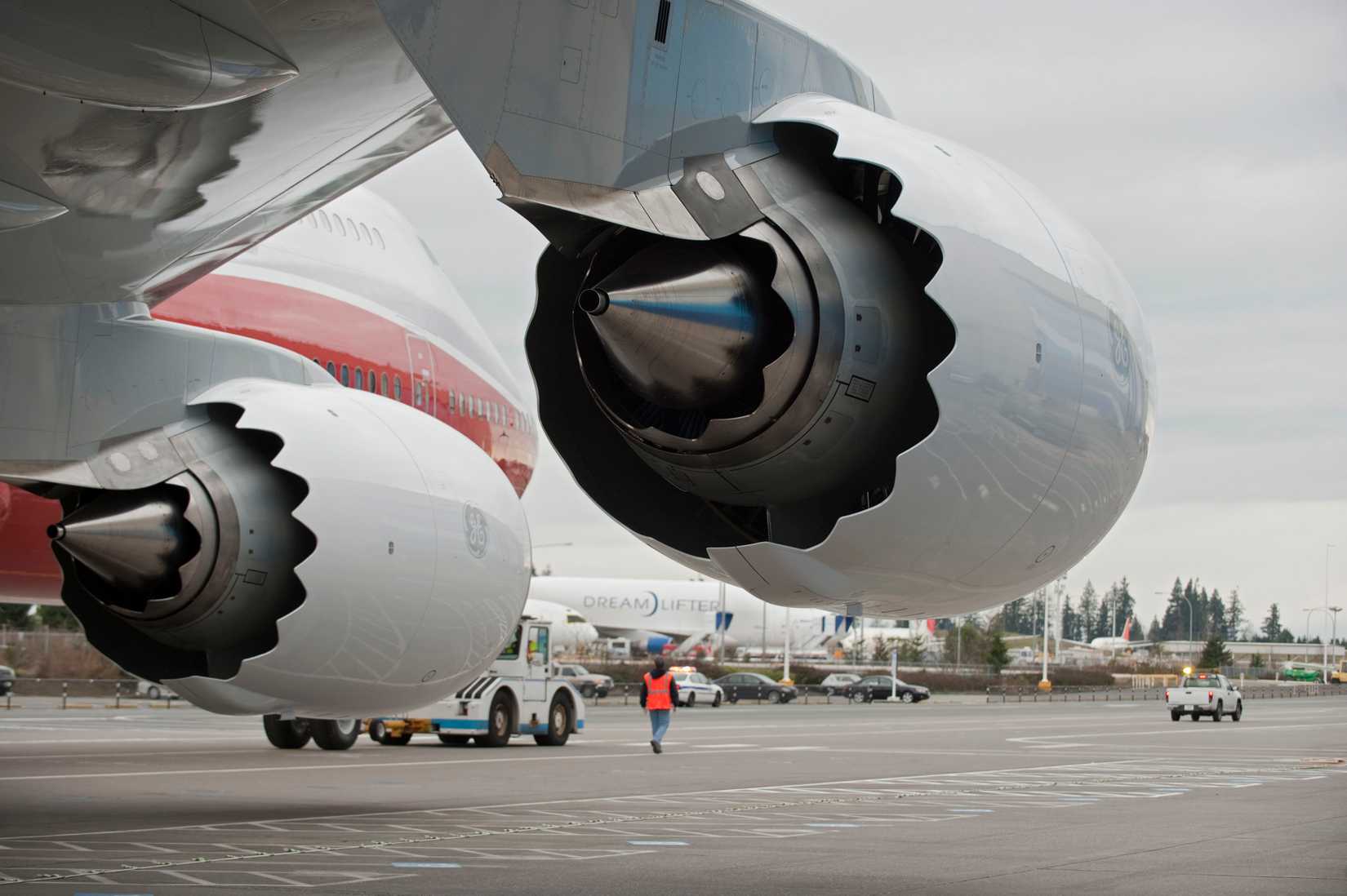 Boeing 747-8 chevrons serrated engine covers