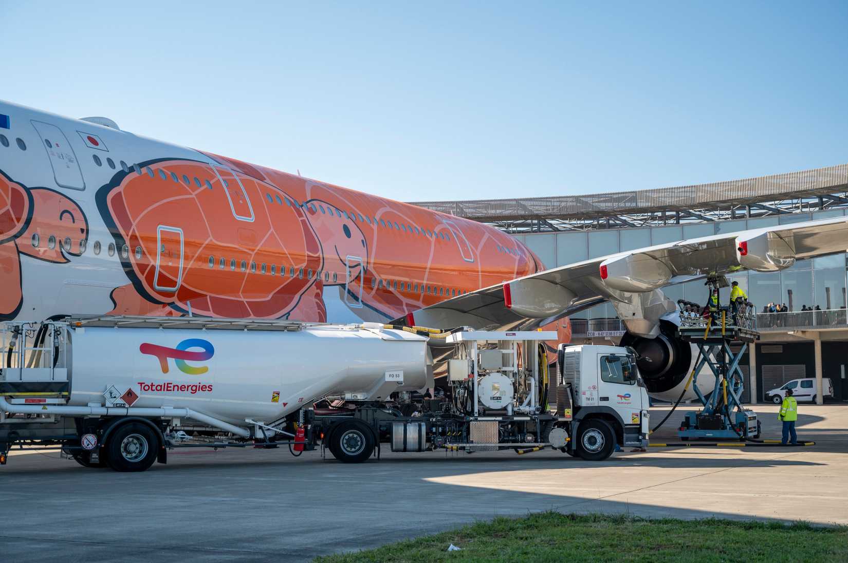 ANA A380 Refueling
